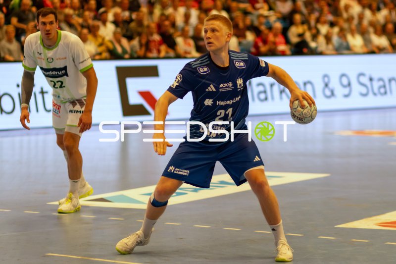 Frederik Bo Andersen (#21; HSV Hamburg) im Angriff gegen Jona Schoch (#22; HSG Wetzlar)