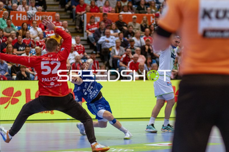 Andreas Palicka (#52; HSG Wetzlar) pariert gegen HSV Hamburg-Angreifer Frederik Bo Andersen (HSV Hamburg)
