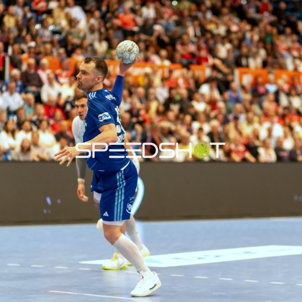 Casper U. Mortensen (#0; HSV Hamburg) beim Wurf gegen HSG Wetzlar