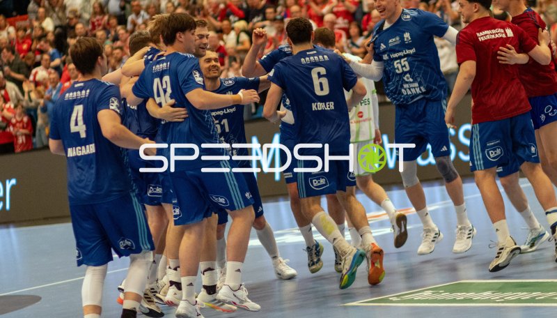 Casper Ulrich Mortensen (#6; HSV Hamburg) jubelt mit dem Team
