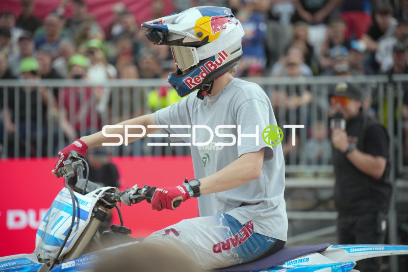 Fahrer mit Red Bull Helm auf Enduro-Motorrad beim Erzbergrodeo 2026