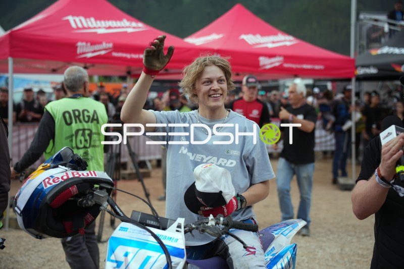 Jubelnder Fahrer mit Yamaha beim Erzbergrodeo 2026 in Österreich