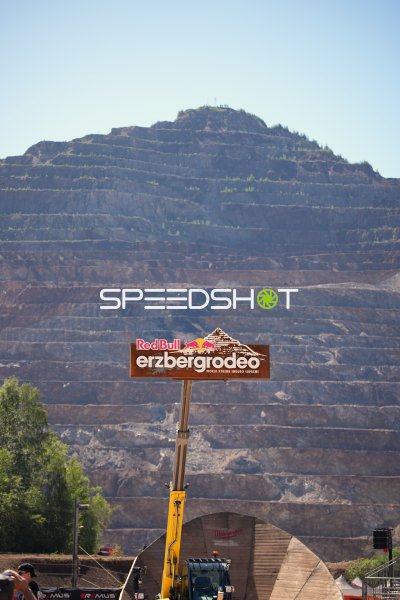 Red Bull Erzbergrodeo 2026 – Eventschild vor dem Erzberg