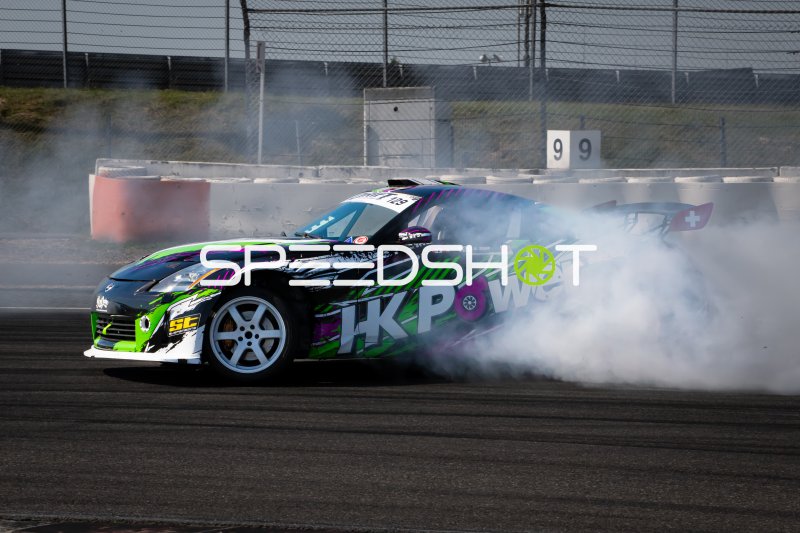 Nissan 350Z #129 mit massivem Reifenrauch beim Drift am Nürburgring
