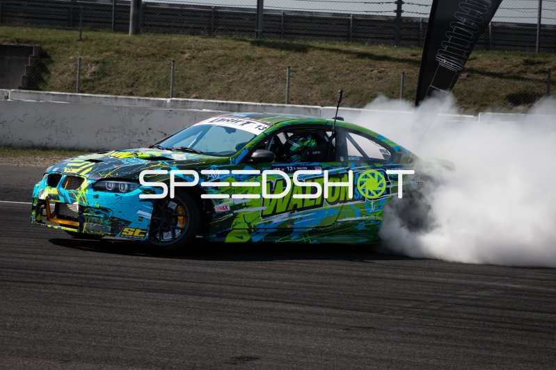 BMW E92 #13 von Oliver Walton (Walton Motorsport) driftet am Nürburgring