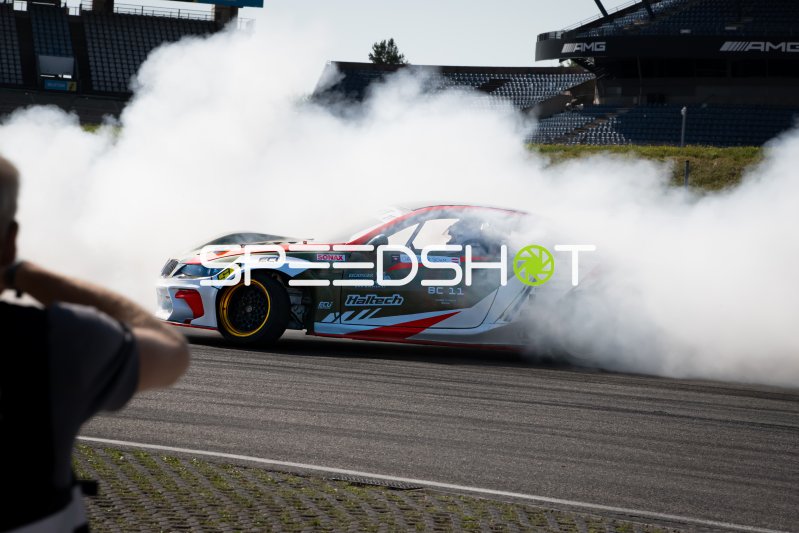 BMW Drift-Fahrzeug #BC11 erzeugt massiven Reifenrauch am Nürburgring