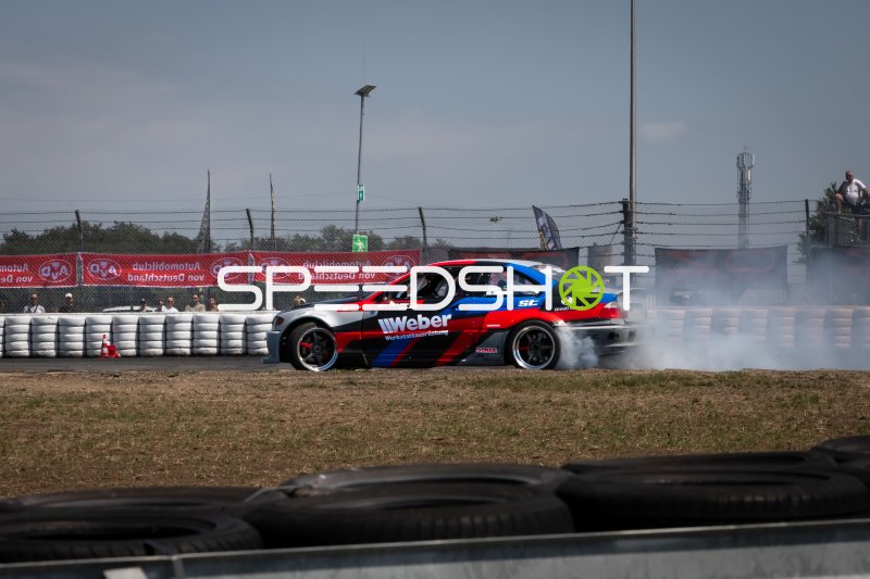 BMW E46 von Weber Werke driftet mit Reifenrauch am Nürburgring