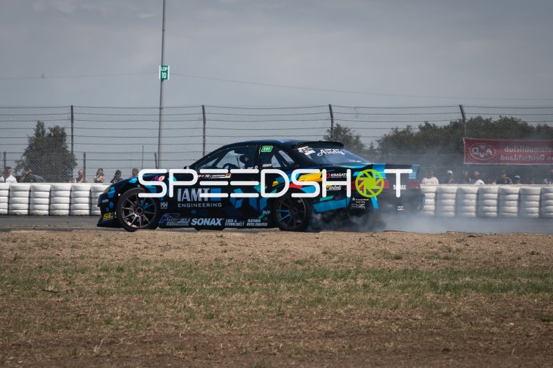 Nissan S15 #76 driftet mit Reifenrauch am Nürburgring