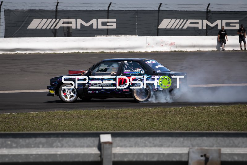 BMW E30 #85 driftet mit Reifenrauch am Nürburgring