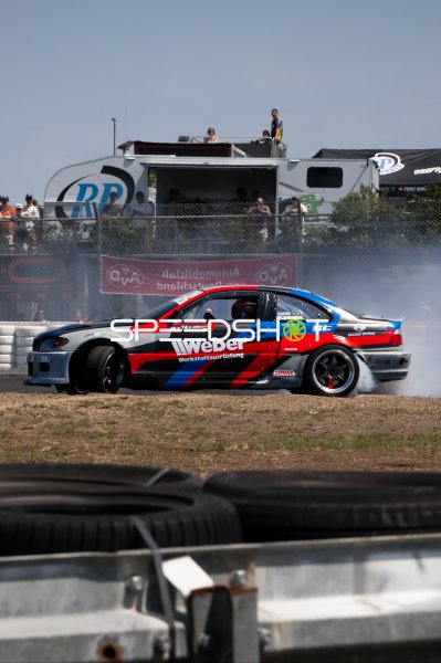BMW E46 von Weber Werke driftet mit Rauch am Nürburgring