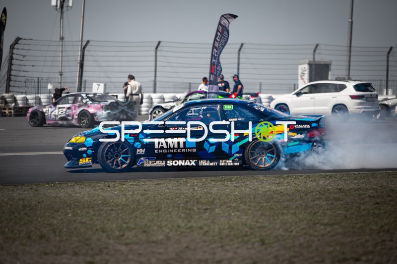 BMW E36 mit IAMT Engineering Livery beim Driften am Nürburgring