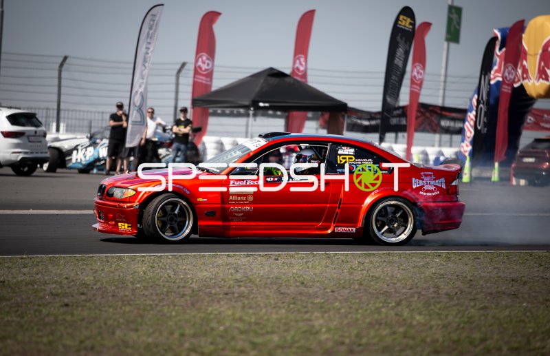 Roter BMW E46 #84 beim Drifttraining am Nürburgring