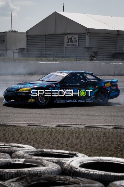 Nissan S15 mit blau-schwarzer Lackierung beim Driften am Nürburgring
