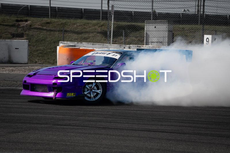Nissan 350Z in Magenta beim Driften am Nürburgring mit vollem Reifenrauch