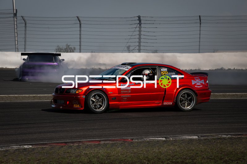 BMW E46 #94 in Driftaktion am Nürburgring mit Begleitfahrzeug
