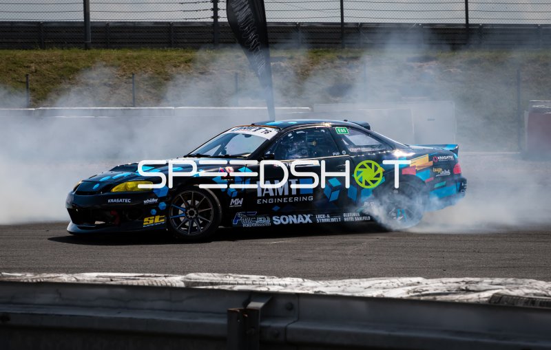 BMW E46 mit Driftaction und Reifenrauch am Nürburgring