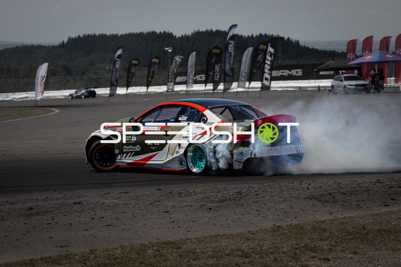 BMW E36 #11 in vollem Drift mit Reifenrauch am Nürburgring