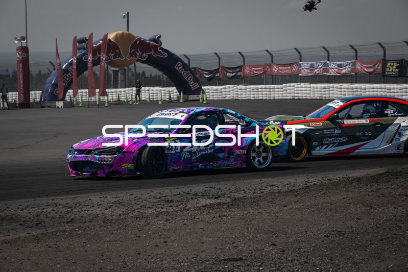 Drift-Action am Nürburgring: BMW E36 in Neon-Magenta gegen rotes Fahrzeug
