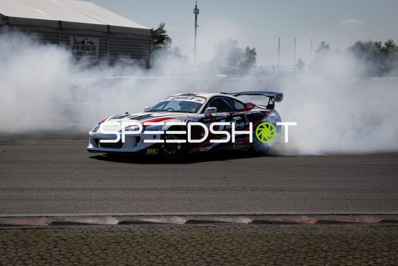 Drift-Action mit Startnummer 31 am Nürburgring in dichtem Reifenrauch