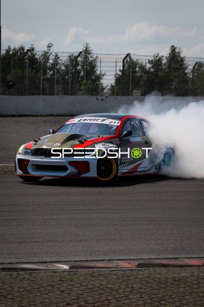 BMW E46 #217 in vollem Drift am Nürburgring mit dichtem Reifenrauch