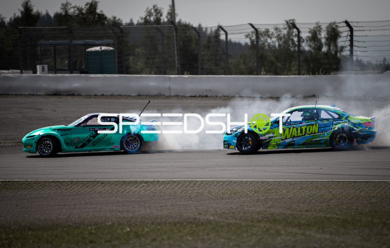 Driftaction am Nürburgring: Walton Motorsport BMW E92 #13 gegen Turquoise-Fahrzeug