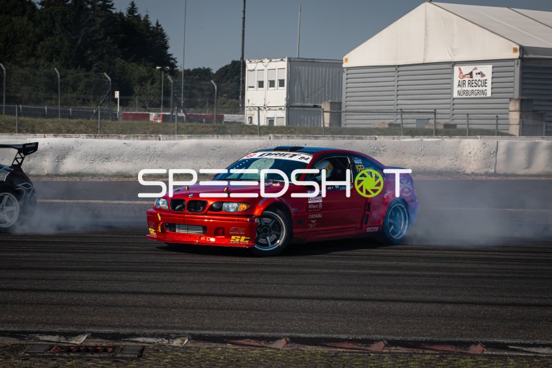 BMW E36 in Rot driftet auf dem Nürburgring