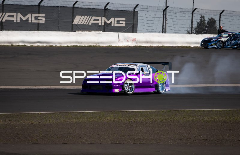Nissan S15 in Magenta-Drift am Nürburgring