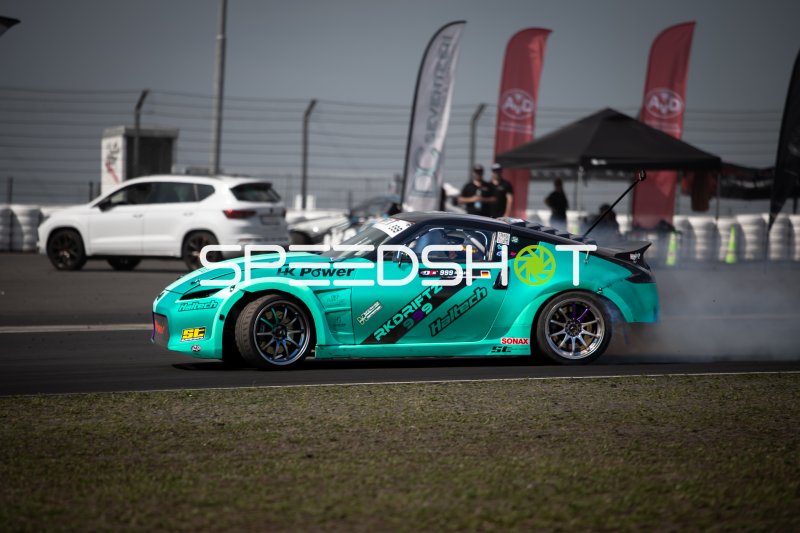 Türkis-grüner Drift-Sportwagen auf dem Nürburgring