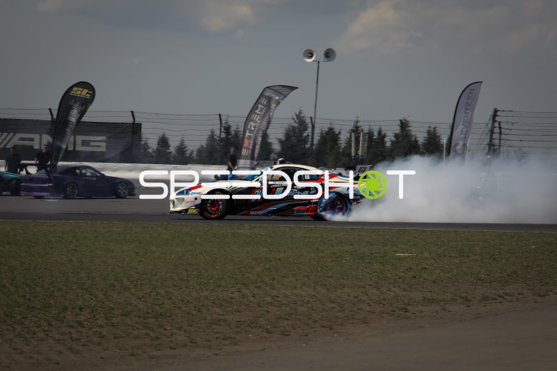 Toyota Supra MK4 #77 in vollem Drift mit dichtem Reifenrauch am Nürburgring