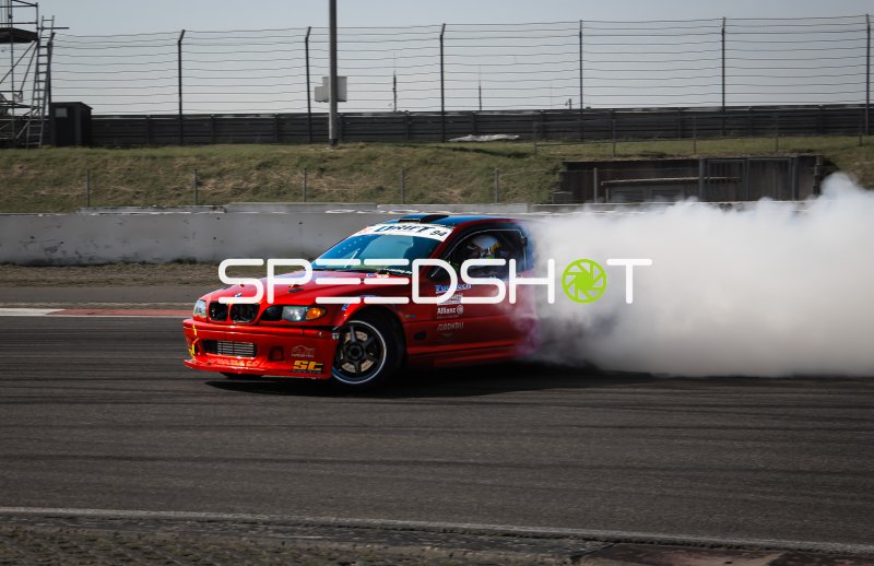 BMW E46 in vollem Drift mit massiver Rauchentwicklung am Nürburgring