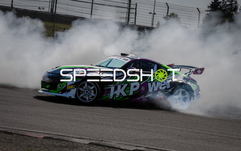 Nissan 370Z #129 mit HKPower-Livery beim Driftmanöver am Nürburgring