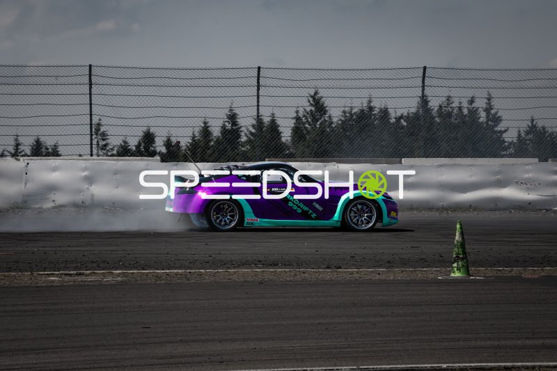 Drift-Action mit neonviolettem Nissan 370Z (Rene Klein) am Nürburgring