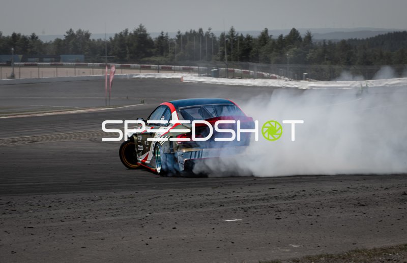 BMW E92 driftet mit Rauchentwicklung auf dem Nürburgring