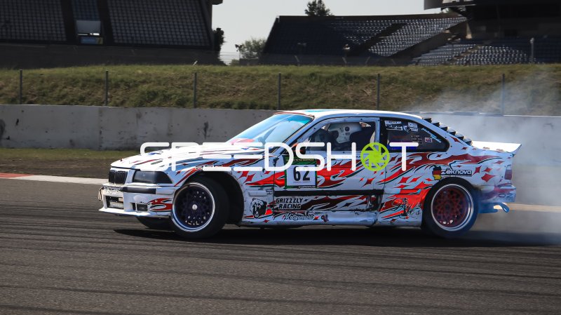 BMW E36 #62 in vollem Drift am Nürburgring mit Reifenrauch