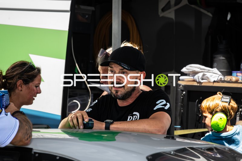 Franz Kuncic von Greendoorgarage in der Fahrerbriefing-Zone am Nürburgring