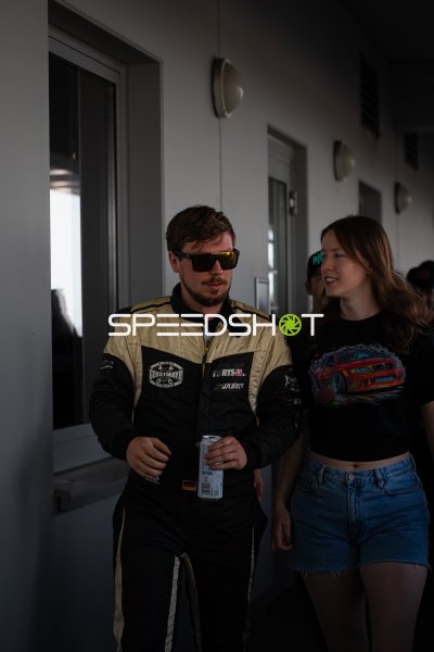 Zwei Personen in Motorsport-Umgebung am Nürburgring