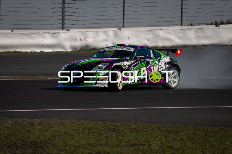 Drift-Fahrzeug mit neongrüner Lackierung auf dem Nürburgring