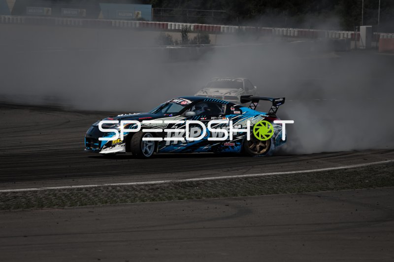 Nissan 350Z #307 in vollem Drift mit massiver Rauchentwicklung am Nürburgring