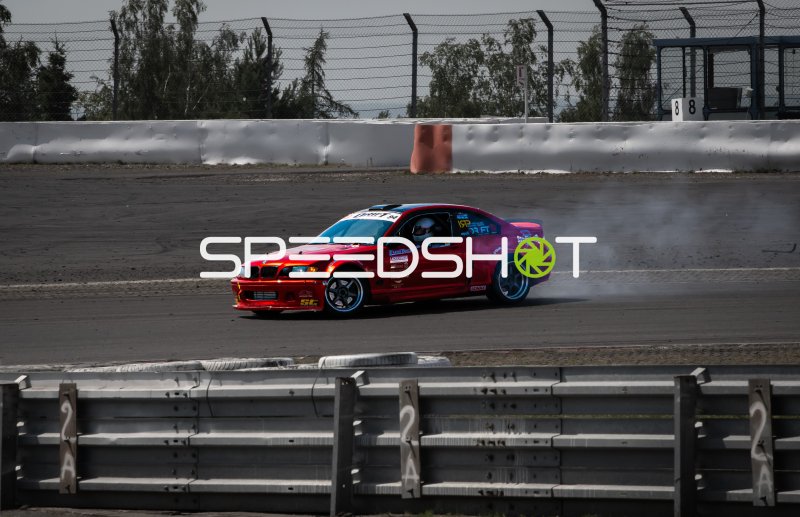 BMW E46 in Rot beim Drifttraining am Nürburgring