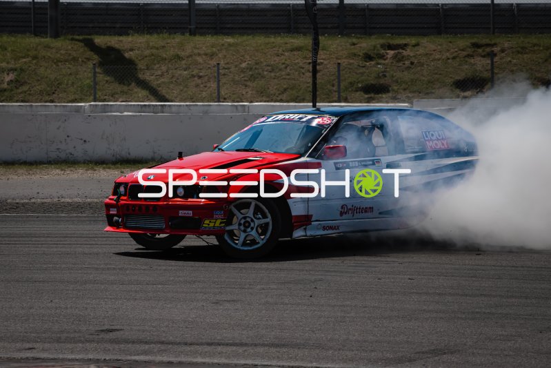 BMW E36 Driftfahrzeug in voller Rauchentwicklung am Nürburgring