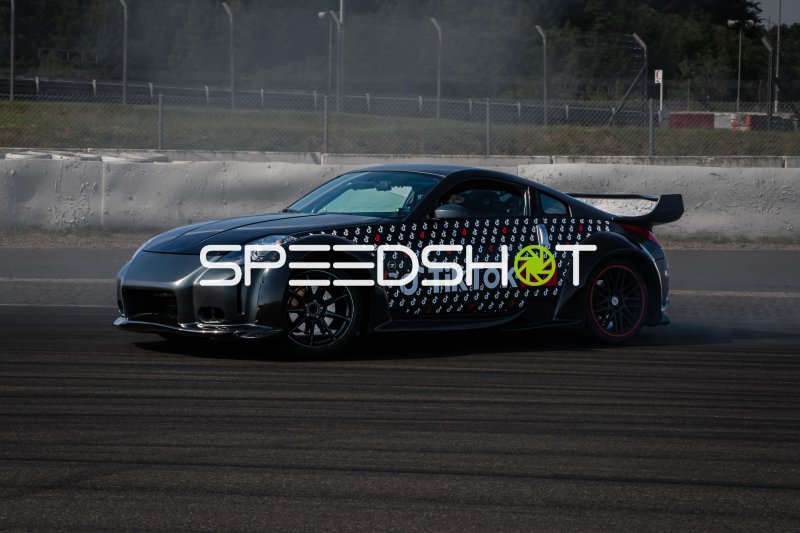 TikTok-Liveried Nissan Z Performance auf dem Nürburgring