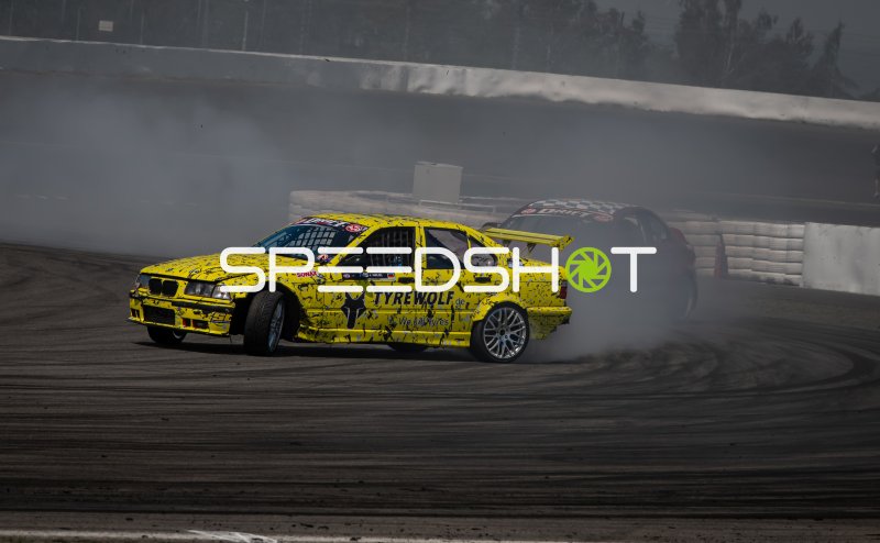 BMW E36 in Neongelb mit TYREWOLF-Sponsoring beim Driften am Nürburgring