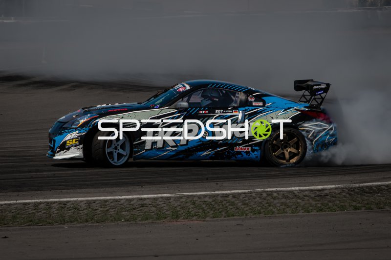 Holger Kern mit seinem Nissan 370Z in schräglage