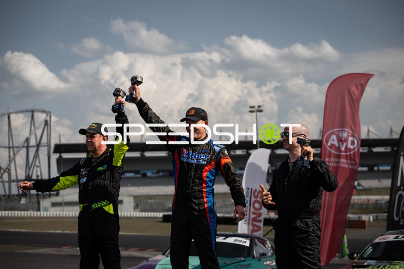 Siegerehrung beim Drift-Event am Nürburgring mit Pokal-Jubel
