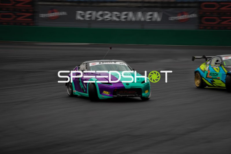 BMW E46 in Neon-Violett und Türkis beim Driften am Nürburgring