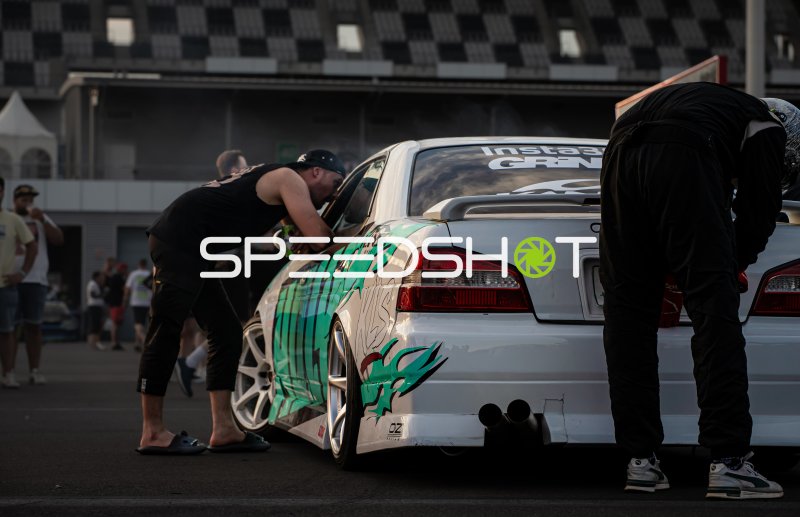 Drift-Team inspiziert Nissan Skyline R33 in der Boxengasse am Nürburgring