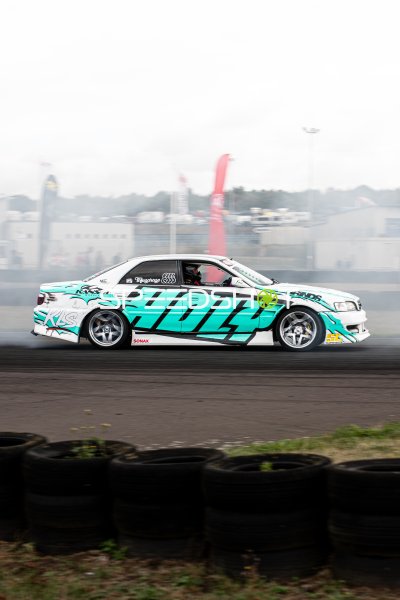 BMW E36 in Türkis-Weiß beim Driften am Nürburgring
