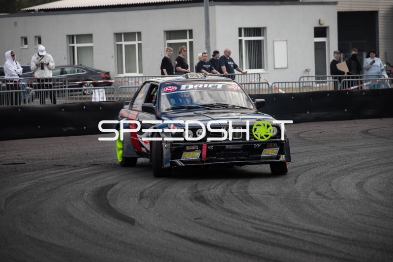 BMW E30 Driftfahrzeug in Aktion auf dem Nürburgring
