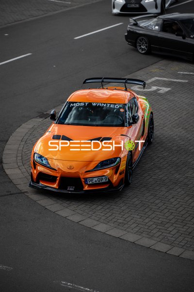 Orange Toyota GR Supra mit "Most Wanted"-Beschriftung am Nürburgring