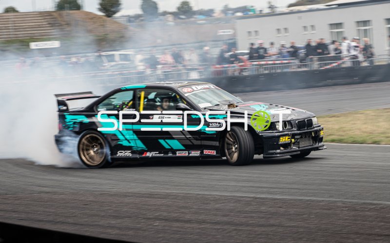 BMW E36 mit Neon-Cyan-Lackierung driftet am Nürburgring